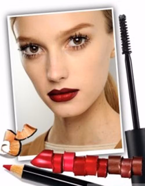 Thay vì ưa chuộng sử dụng những màu môi nhạt và bóng như ngày thường, bạn hãy trang điểm cho đôi môi bằng những màu son đỏ thẫm để giúp nổi bật đôi môi gợi cảm.