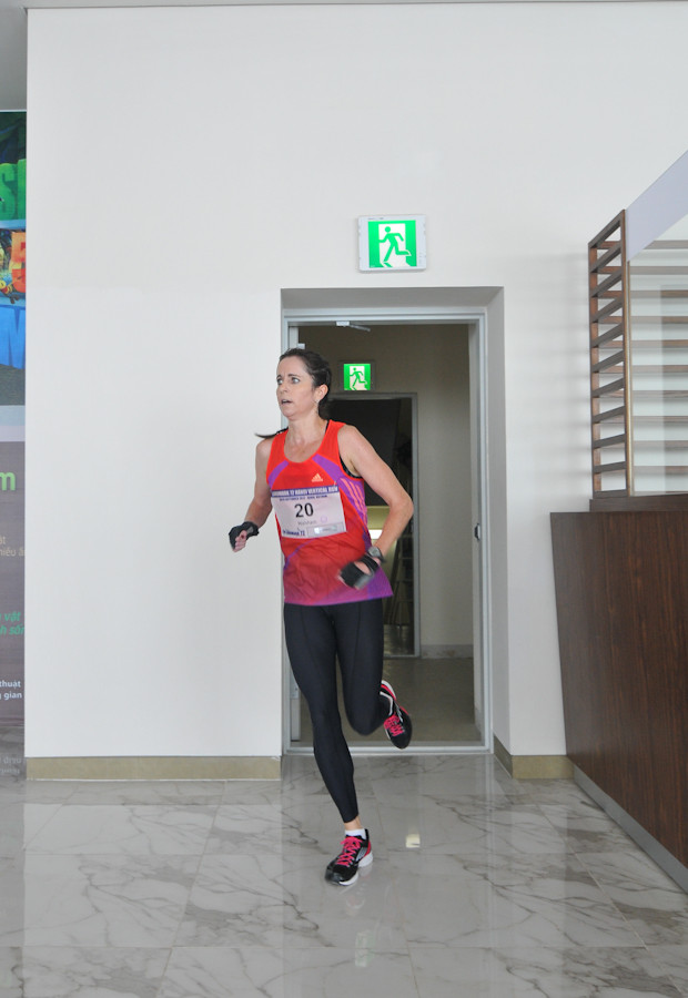 Suzy Walsham (Australia) từng ba năm liền vô địch Cuộc thi leo dọc tòa nhà Empire State ở New York cũng có mặt ở tốp đầu tiên