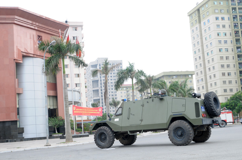 Lực lượng cảnh sát đã dùng loa kêu gọi các kẻ cướp bảo đảm an toàn tính mạng cho con tin, hạ vũ khí đấu hàng để hưởng lượng khoan hồng của pháp luật