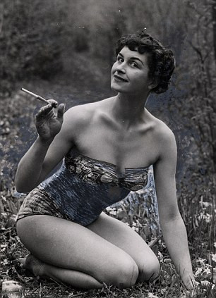 Daphne Selfe ngày ấy và bây giờ Daphne Selfe luôn giữ thái độ vui vẻ và lạc quan trong cuộc sống Một Daphne Selfe tự tin sải bước trên sàn catwalk bất chấp tuổi tác