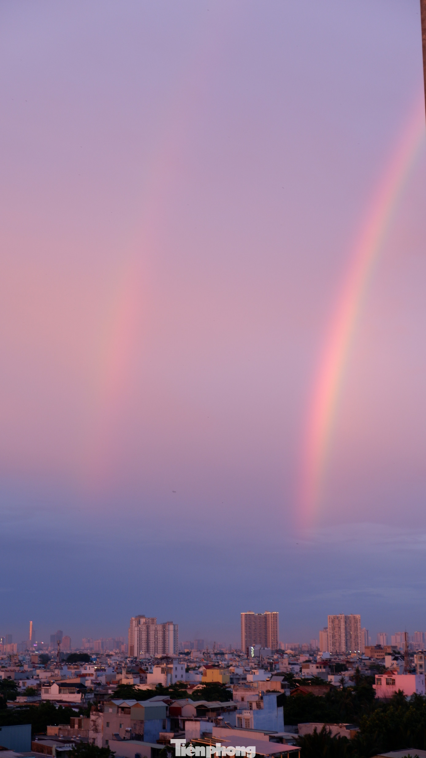 Một phần cầu vồng đôi xuất hiện tại quận 8, TPHCM vào chiều 31/5. Ảnh: Hữu Huy