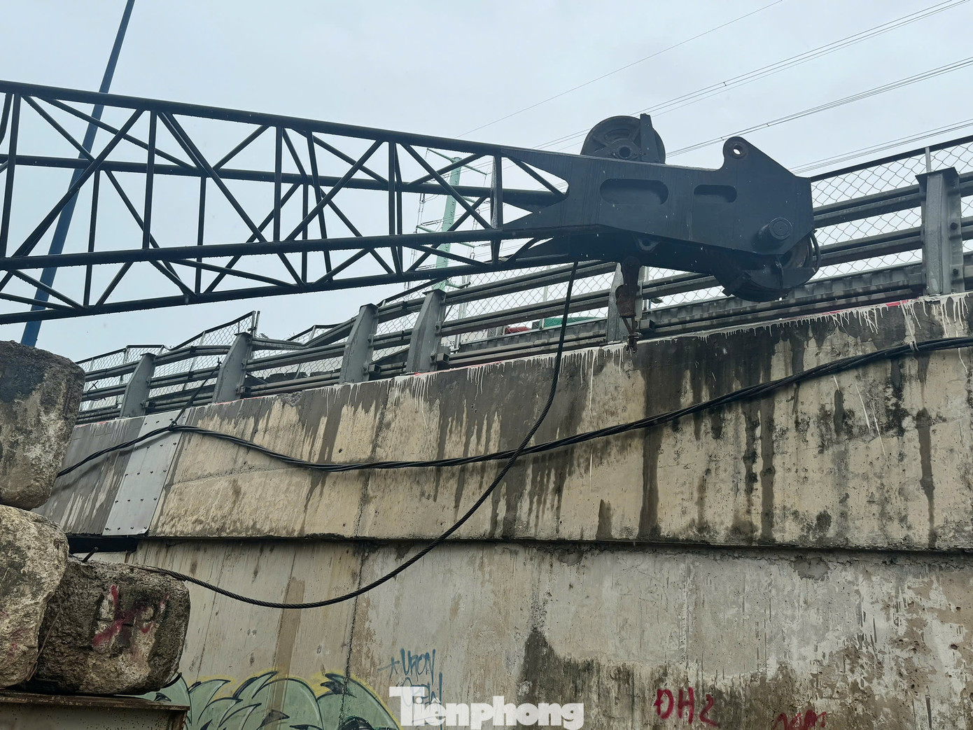 Phần lan can cầu bị móp méo sau sự cố. Ảnh: Ban Giao thông TPHCM Phần lan can cầu bị móp méo sau sự cố. Ảnh: Ban Giao thông TPHCM