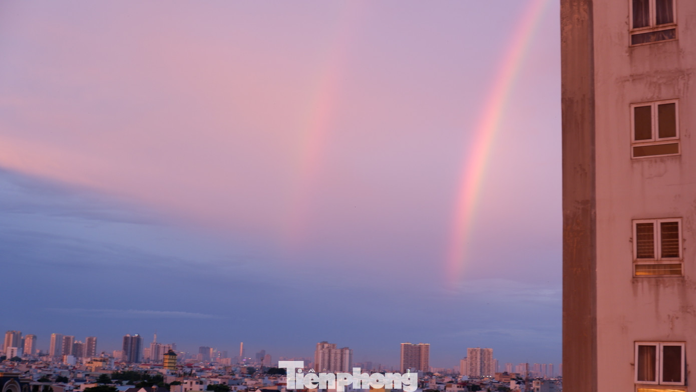 Hiện tượng cầu vồng đôi xuất hiện vào khoảnh khắc hoàng hôn ở TPHCM.