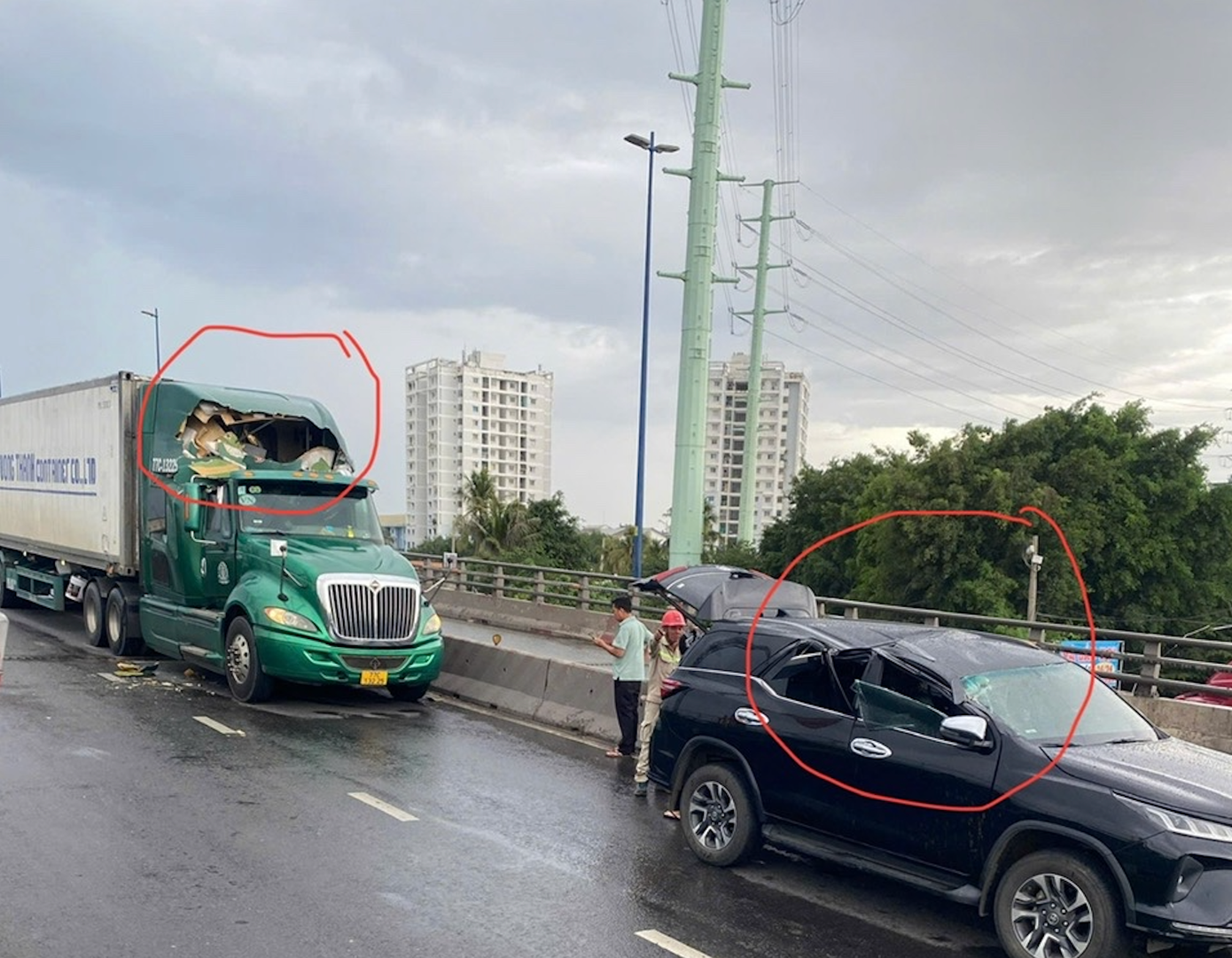 Sự cố khiến xe container và xe ô tô 7 chỗ bị hư hỏng. Ảnh: Ban Giao thông TPHCM cung cấp Sự cố khiến xe container và xe ô tô 7 chỗ bị hư hỏng. Ảnh: Ban Giao thông TPHCM cung cấp