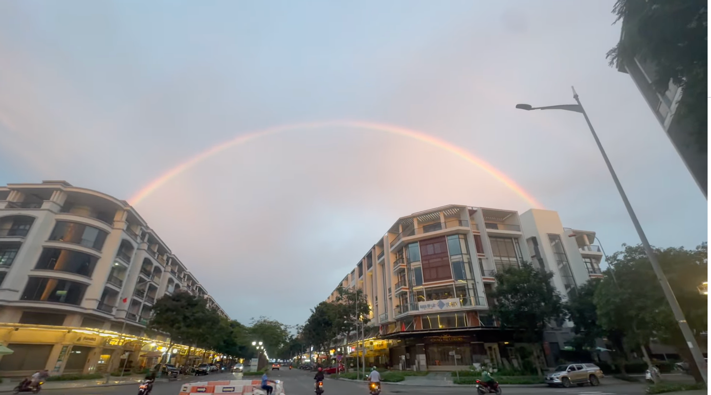 Cầu vồng rực rỡ xuất hiện ở khu vực TP. Thủ Đức vào chiều 31/5. (Ảnh chụp từ video do người dân chia sẻ)