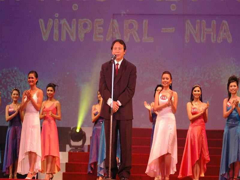 Nhà thơ Dương Kỳ Anh, TBT báo Tiền Phong, Trưởng ban tổ chức HHVN 2006 tuyên bố khai mạc cuộc thi. Ảnh : TPO