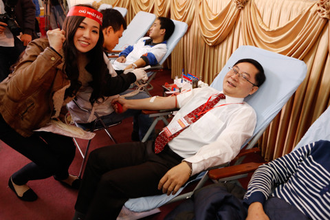 Nhà báo Lê Xuân Sơn hiến máu tại Chủ Nhật Đỏ