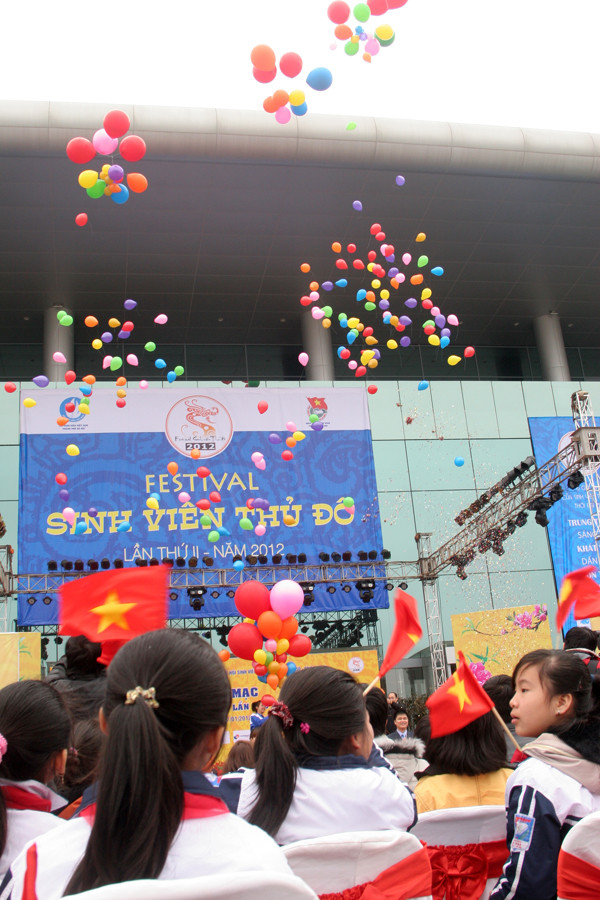 Fastival Sinh viên Thủ đô là sân chơi cho các bạn trẻ mở đầu cho năm 2012.