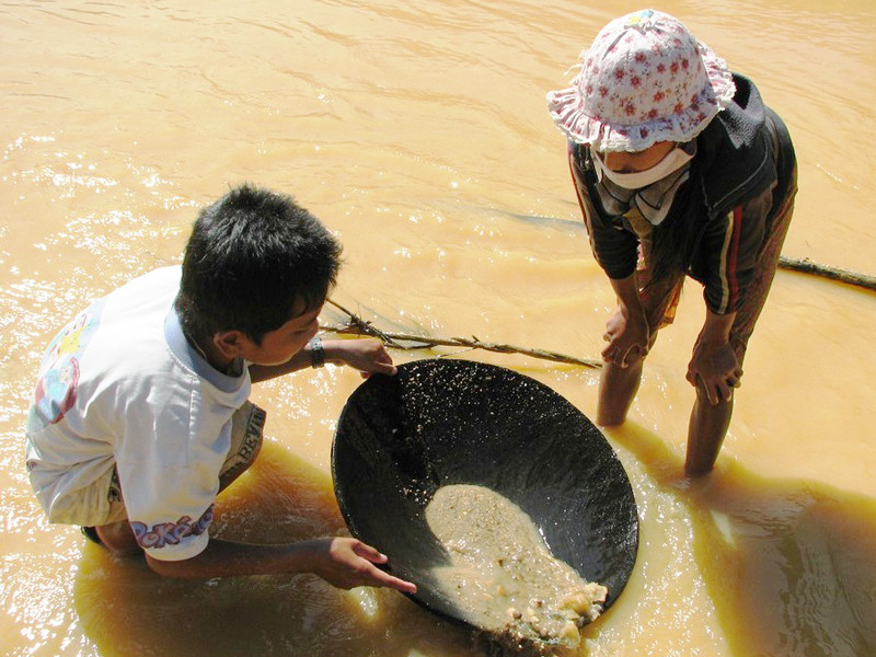 Hai anh em nhỏ xã A Tiêng (Tây Giang) hì hục đào đãi vàng bên dòng suối đục ngầu. Hai anh em nhỏ xã A Tiêng (Tây Giang) hì hục đào đãi vàng bên dòng suối đục ngầu