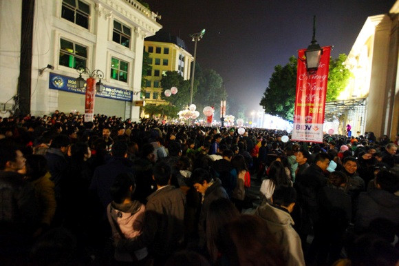 Rất đông người đổ về đây từ mọi ngả đường để tham dự lễ hội đếm ngược. Rất đông người đổ về đây từ mọi ngả đường để tham dự lễ hội đếm ngược