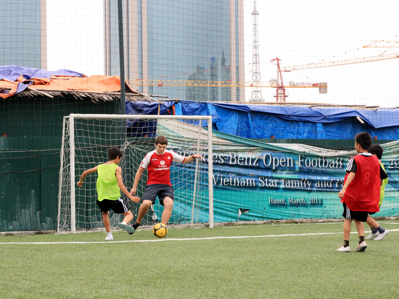 Giao lưu với cả bạn bè quốc tế. Trong ảnh là Benedikt - một tình nguyện viên biết được dự án bóng đá Faster qua các phương tiện truyền thông và đến tham gia cùng các bạn Việt Nam. Giao lưu với cả bạn bè quốc tế. Trong ảnh là Benedikt - một tình nguyện viên biết được dự án bóng đá Faster qua các phương tiện truyền thông và đến tham gia cùng các bạn Việt Nam