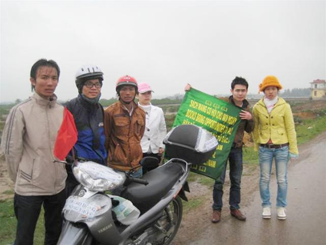 Trên đường xuyên Việt, Thạch gặp những thanh niên muốn lập tủ sách cho dòng họ