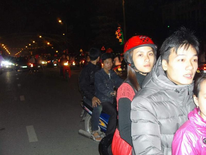 Người dân Nghệ An nô nức xuống đường đón giao thừa. Ảnh : Quang Long