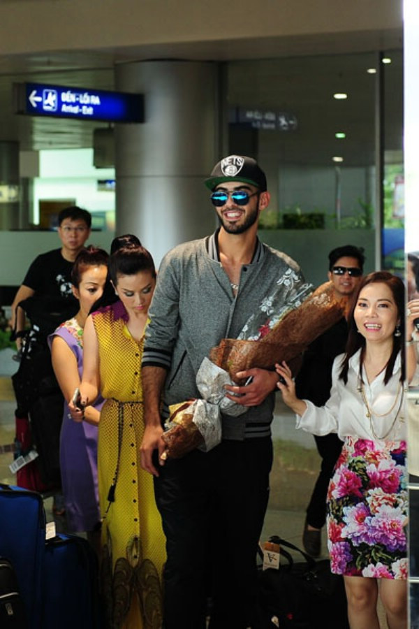 Rất nhiều người hâm hộ đến sân bay chào đón chàng đẹp trai Omar vào ngày 11/9