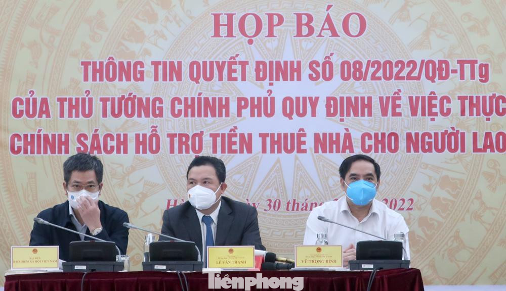 Thứ trưởng LĐ-TB&amp;XH Lê Văn Thanh (giữa) kỳ vọng chính sách hỗ trợ tiền thuê nhà trọ sẽ giúp thu hút người lao động trở lại thành phố, các khu công nghiệp.