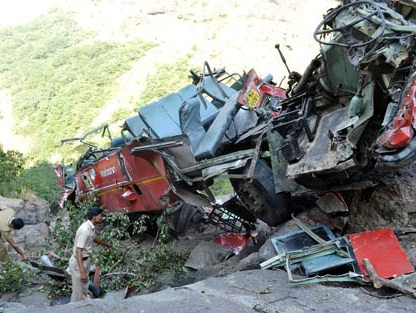 Chiếc xe buýt tan tành sau vụ tai nạn