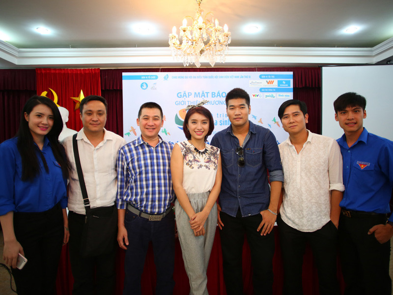 Đạo diễn, nhạc sĩ, ca sĩ chụp ảnh kỷ niệm cùng các bạn sinh viên