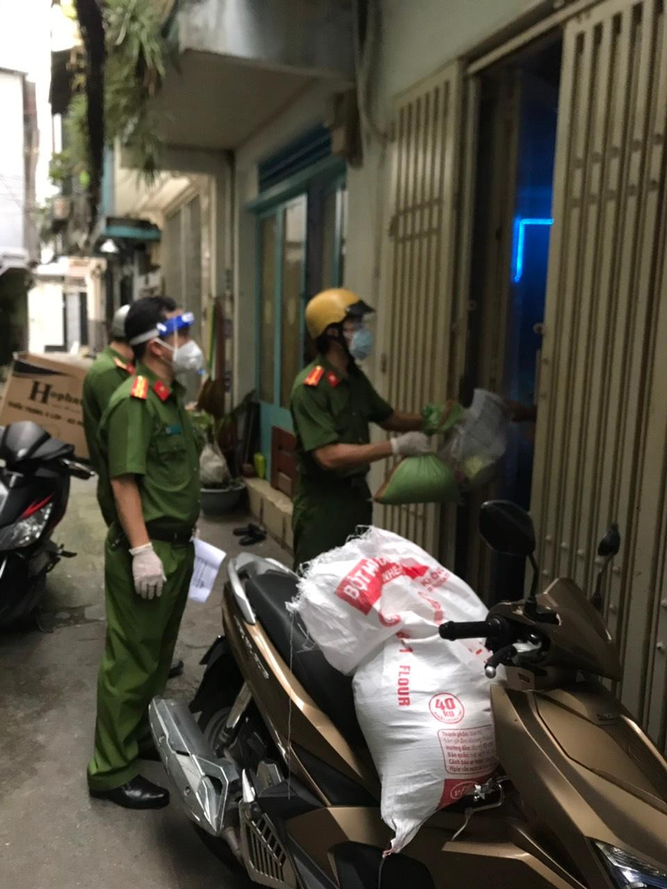 Ngoài những vùng xanh, các học viên còn đến những vùng đỏ có các gia đình F0, F1 giao thực phẩm. Trong ảnh, thầy giáo và các chiến sỹ công an tương lai chuyển đồ ăn cho một hộ dân ở quận 5 (TPHCM). Ngoài những vùng xanh, các học viên còn đến những vùng đỏ có các gia đình F0, F1 giao thực phẩm. Trong ảnh, thầy giáo và các chiến sỹ công an tương lai chuyển đồ ăn cho một hộ dân ở quận 5 (TPHCM).