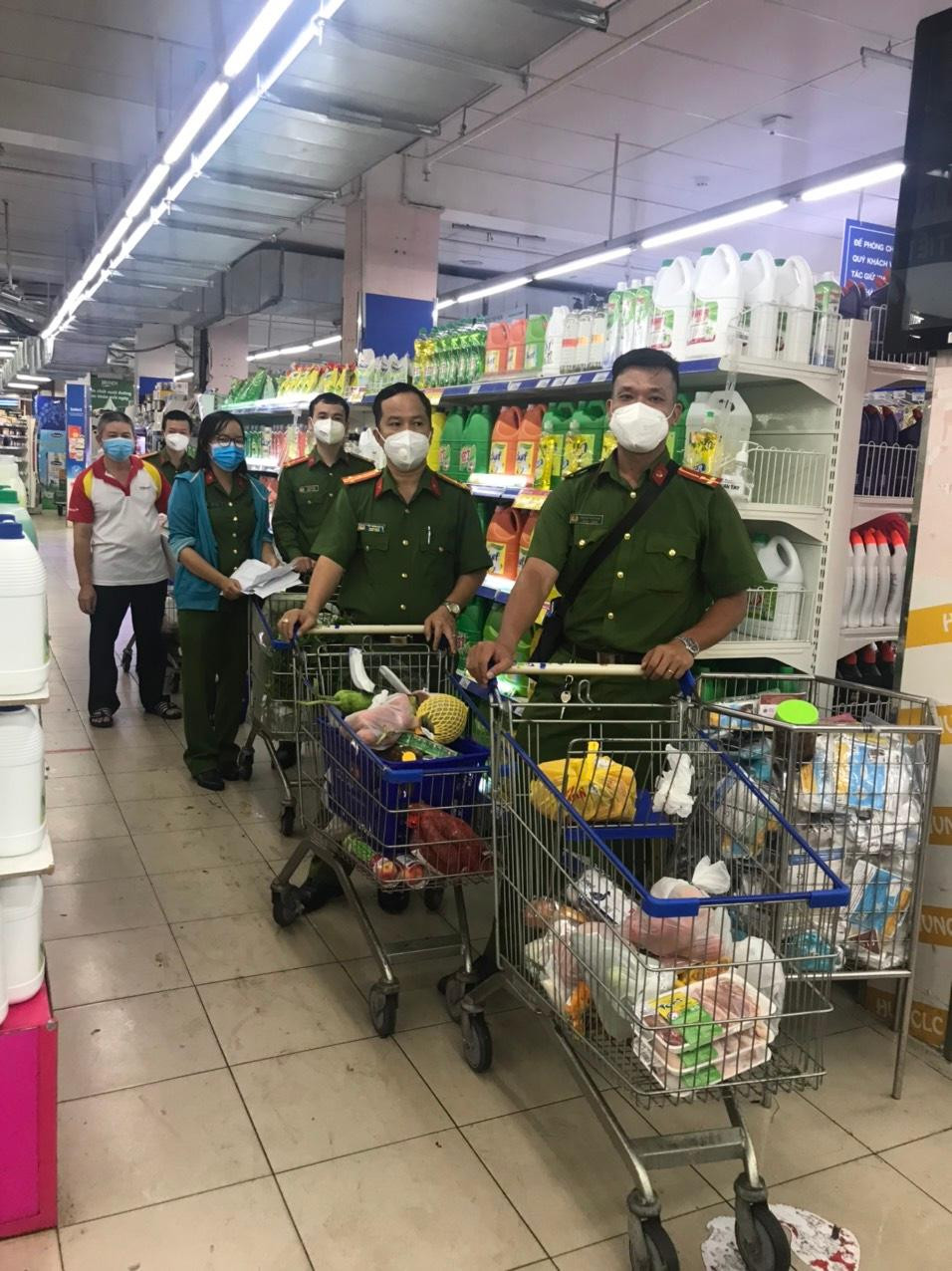 Hầu như ai cũng đã thuộc lòng chỗ kê các mặt hàng thiết yếu của các siêu thị, nên công việc lên đơn diễn ra khá nhanh. Các Trưởng khoa như Đại tá, PGS,TS. Trần Ngọc Đức; Đại tá, PGS, TS. Trần Chiến Thắng và Thượng tá, TS Võ Thành Đạt khi được hỏi đã cho biết, dù đang ngồi trên ghế nhà trường nhưng thông qua những hoạt động hỗ trợ thế này, các em học viên thêm hiểu danh xưng người chiến sỹ công an nhân dân là luôn gần dân trong bất cứ hoàn cảnh nào. Hầu như ai cũng đã thuộc lòng chỗ kê các mặt hàng thiết yếu của các siêu thị, nên công việc lên đơn diễn ra khá nhanh. Các Trưởng khoa như Đại tá, PGS,TS. Trần Ngọc Đức; Đại tá, PGS, TS. Trần Chiến Thắng và Thượng tá, TS Võ Thành Đạt khi được hỏi đã cho biết, dù đang ngồi trên ghế nhà trường nhưng thông qua những hoạt động hỗ trợ thế này, các em học viên thêm hiểu danh xưng người chiến sỹ công an nhân dân là luôn gần dân trong bất cứ hoàn cảnh nào.