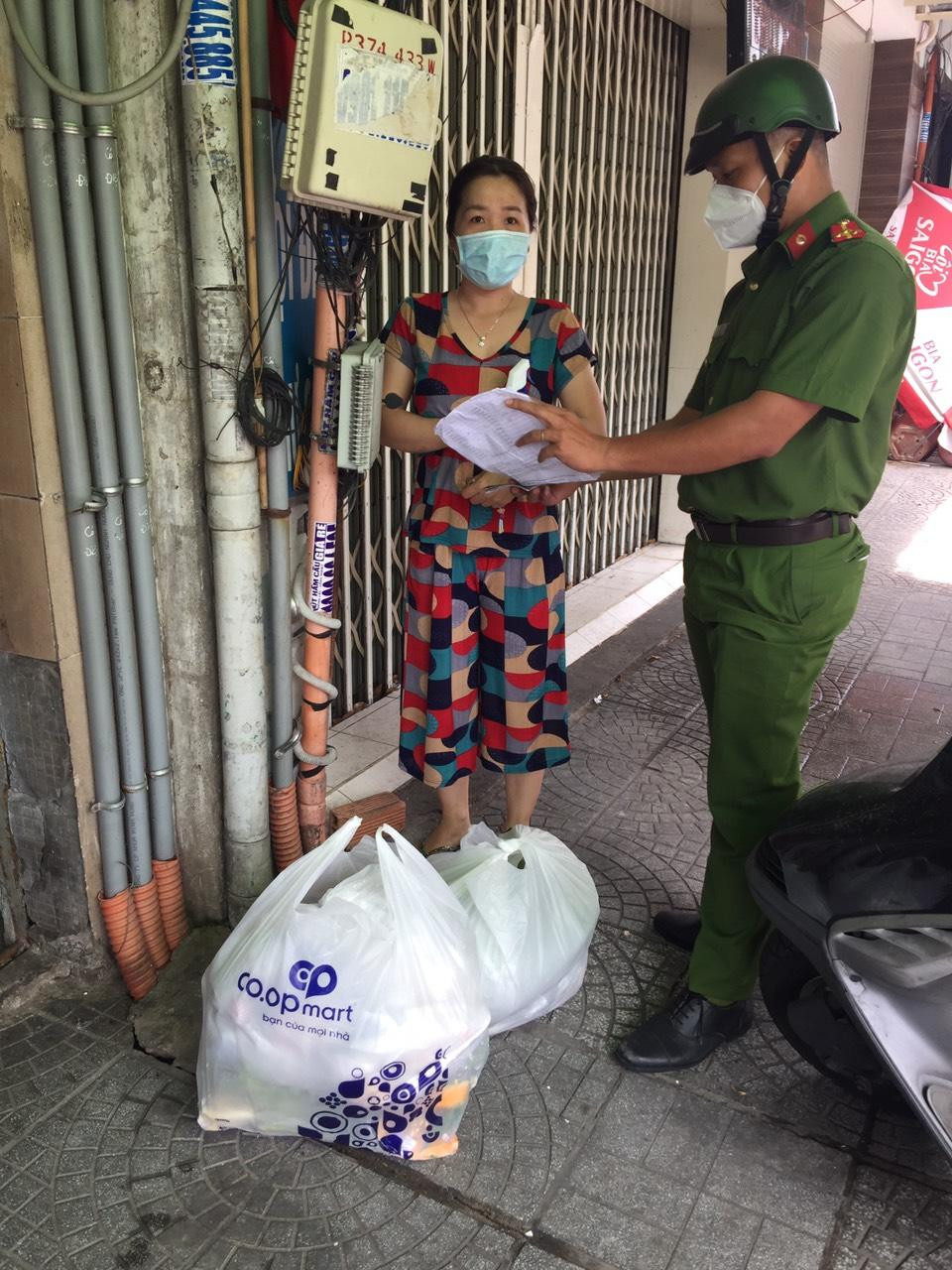 Chị Lê Thị Kim Chi (14A Cống Quỳnh quận 1, TPHCM) cho biết: “Nhiều ngày nay, nhờ các thầy và học viên trường Đại học Cảnh sát Nhân dân ngày nào cũng mua đồ ăn, thức uống nên tôi rất yên tâm”. Chị Lê Thị Kim Chi (14A Cống Quỳnh quận 1, TPHCM) cho biết: “Nhiều ngày nay, nhờ các thầy và học viên trường Đại học Cảnh sát Nhân dân ngày nào cũng mua đồ ăn, thức uống nên tôi rất yên tâm”.