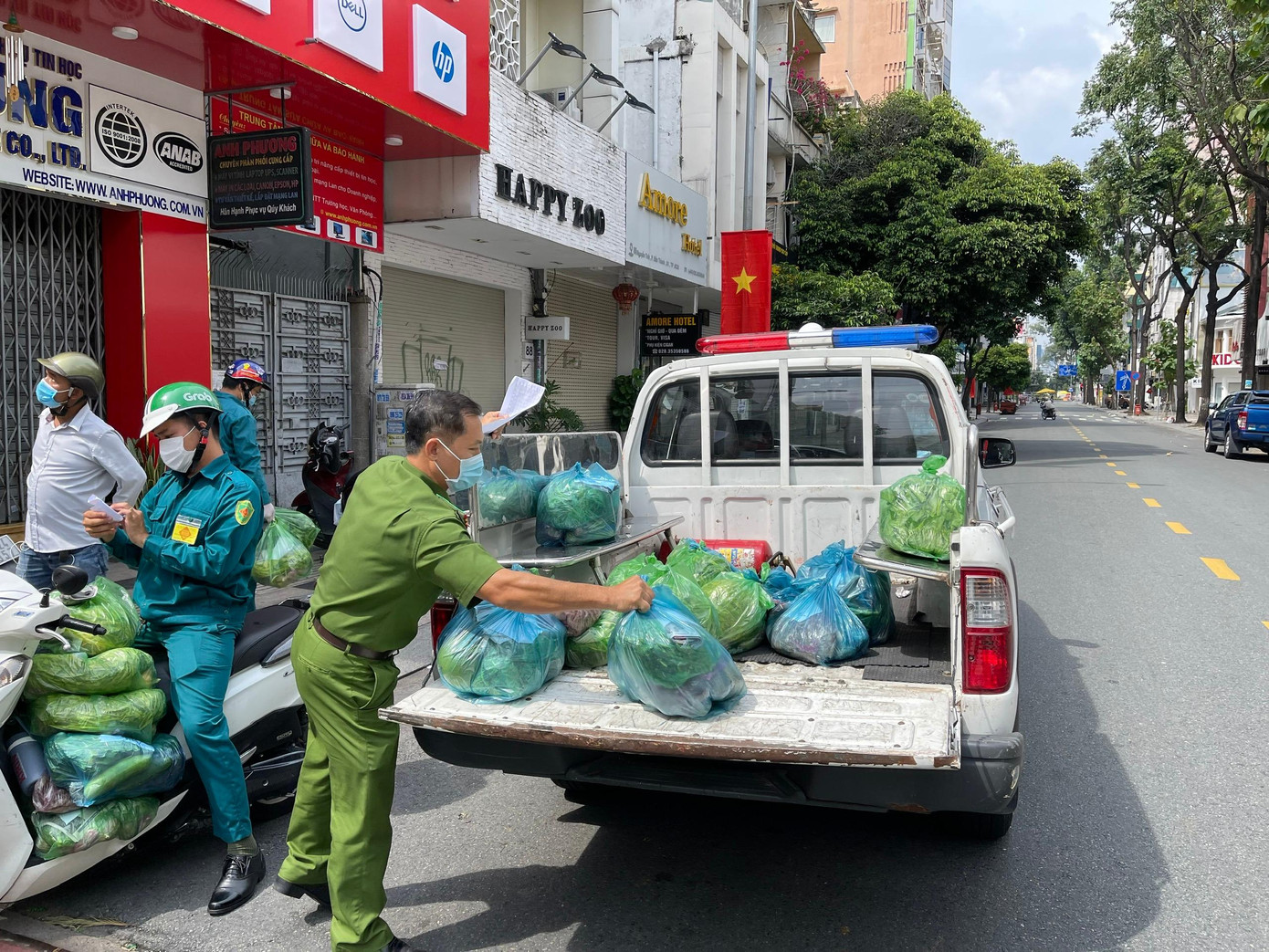 Sau khi đã gom hàng đầy đủ, thầy và trò vận chuyển giao lương thực thực phẩm về cho các hộ dân. Ngoài mua theo combo (gói có sẵn), thầy và trò trường Đại học Cảnh sát Nhân dân còn giúp mua lẻ. Sau khi đã gom hàng đầy đủ, thầy và trò vận chuyển giao lương thực thực phẩm về cho các hộ dân. Ngoài mua theo combo (gói có sẵn), thầy và trò trường Đại học Cảnh sát Nhân dân còn giúp mua lẻ.