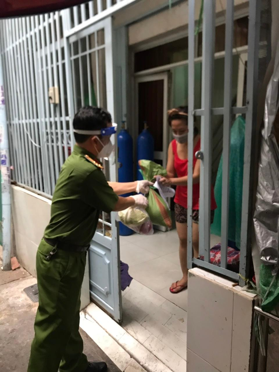 Một cán bộ của trường giao hàng cho người dân tại thành phố Thủ Đức. Một cán bộ của trường giao hàng cho người dân tại thành phố Thủ Đức.