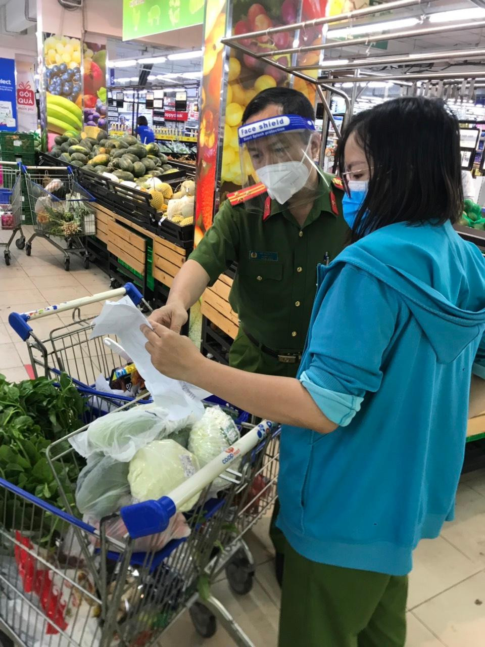 Riêng tại TP.HCM có 40 giáo viên và 200 học viên tình nguyện giúp dân. Nhiều thầy giáo mang quân hàm Thượng tá, Đại tá vẫn không nề hà cùng sinh viên đi siêu thị và xuống tận nhà dân . Trong ảnh là thầy giáo Võ Thành Đạt (Trưởng khoa Ngoại ngữ - Tin học) đang kiểm tra một đơn hàng người dân nhờ mua thực phẩm. Riêng tại TP.HCM có 40 giáo viên và 200 học viên tình nguyện giúp dân. Nhiều thầy giáo mang quân hàm Thượng tá, Đại tá vẫn không nề hà cùng sinh viên đi siêu thị và xuống tận nhà dân . Trong ảnh là thầy giáo Võ Thành Đạt (Trưởng khoa Ngoại ngữ - Tin học) đang kiểm tra một đơn hàng người dân nhờ mua thực phẩm.