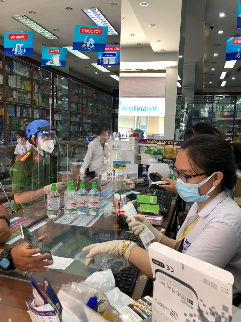 Ngoài mua giúp dân thực phẩm (thịt cá, rau củ, sữa, gia vị...), các học viên còn giúp dân mua thuốc men và nhiều thứ cần thiết khác. Ngoài mua giúp dân thực phẩm (thịt cá, rau củ, sữa, gia vị...), các học viên còn giúp dân mua thuốc men và nhiều thứ cần thiết khác.