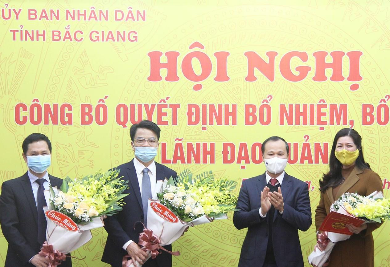 Ông Mai Sơn, Phó Chủ tịch UBND tỉnh Bắc Giang trao quyết định bổ nhiệm ông Phạm Văn Đà, ông Hoàng Trọng Hưng và bà Đỗ Thị Lan.