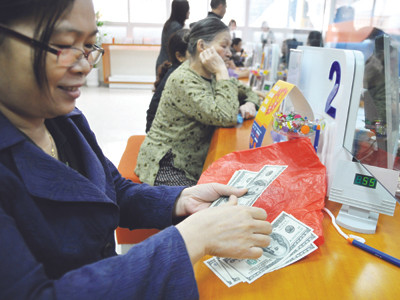 NHNN tăng tỷ giá VND/USD thêm 9,3% khiến dòng ngoại tệ chảy vào hệ thống ngân hàng thay vì chợ đen. Ảnh: Hồng Vĩnh. NHNN tăng tỷ giá VND/USD thêm 9,3% khiến dòng ngoại tệ chảy vào hệ thống ngân hàng thay vì chợ đen Ảnh: Hồng Vĩnh