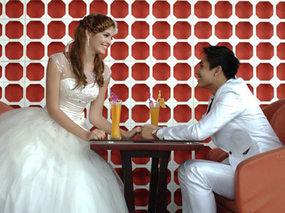 Mới đây, người mẫu Andrea và hot boy Baggio được mời chụp ảnh cưới cho một thương hiệu thời trang tại Hà Nội