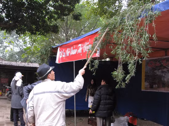Thành viên các câu lạc bộ thơ, văn học nghệ thuật đang căng lều, chuẩn bị cho Ngày thơ Việt Nam
