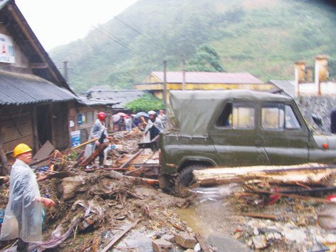 Quang cảnh tan hoang sau lũ. ảnh: Thanh Hội