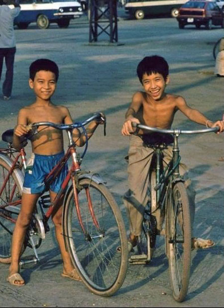  Hai cậu bé tập xe đạp