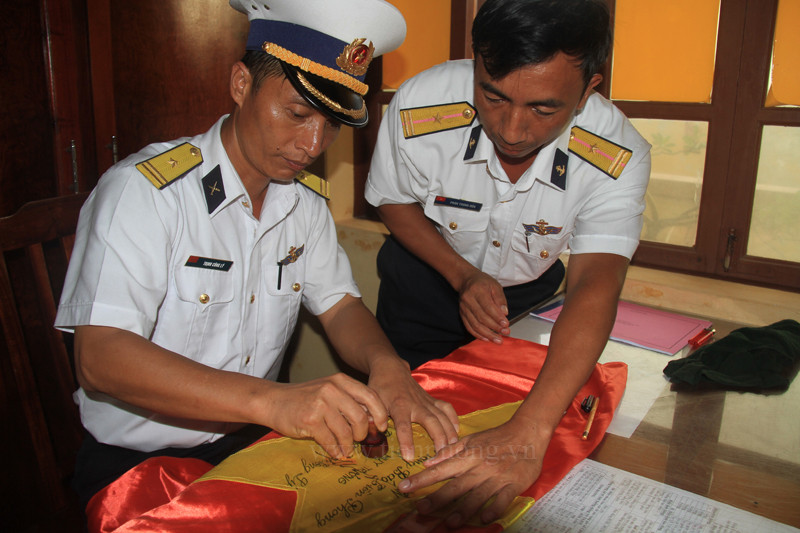 Có dấu đỏ và chữ ký của đảo trưởng để gửi về đất liền với mong muốn giáo dục truyền thống yêu nước, hướng về biển đảo quê hương cho giới trẻ. Ảnh: Trường Phong