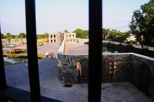 Bên ngoài được bao bọc bởi bức tường thành kiên cố xây bằng đá cuội chắc chắn