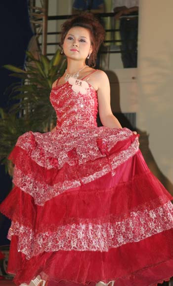 các nữ thí sinh trong phần thi trang phục dạ hội