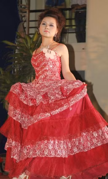 các nữ thí sinh trong phần thi trang phục dạ hội