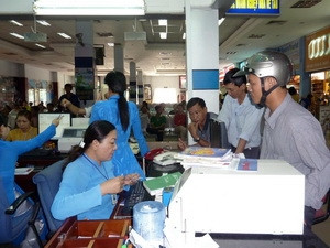 Bán vé cho hành khách tại ga Sài Gòn. Ảnh: Hoàng Hải (TTXVN). Bán vé cho hành khách tại ga Sài Gòn. Ảnh: Hoàng Hải (TTXVN)