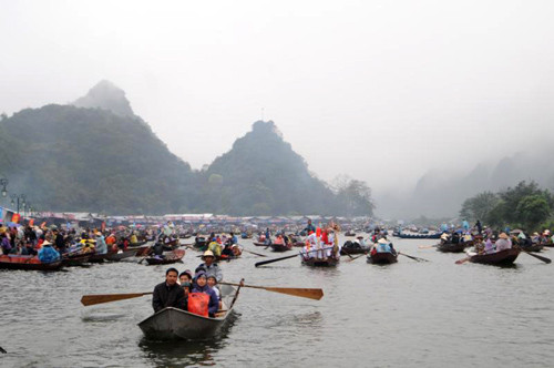Từ tờ mờ sáng, hàng trăm chiếc thuyền, đò nối đuôi nhau chở du khách vượt Suối Yến vào Hương Tích trẩy hội
