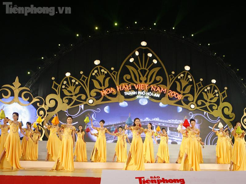 Các thí sinh trong màn chào hỏi tại vòng chung kết cuộc thi Hoa hậu Việt Nam 2008, được tổ chức tại Hội An, Quảng Nam. Ảnh: Hồng Vĩnh.