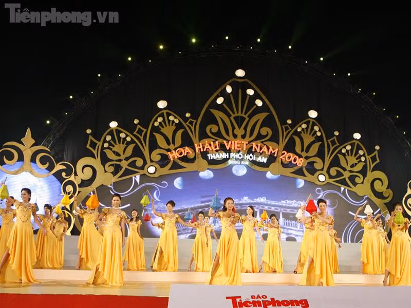 Các thí sinh trong màn chào hỏi tại vòng chung kết cuộc thi Hoa hậu Việt Nam 2008, được tổ chức tại Hội An, Quảng Nam. Ảnh: Hồng Vĩnh. Các thí sinh trong màn chào hỏi tại vòng chung kết cuộc thi Hoa hậu Việt Nam 2008, được tổ chức tại Hội An, Quảng Nam. Ảnh: Hồng Vĩnh.