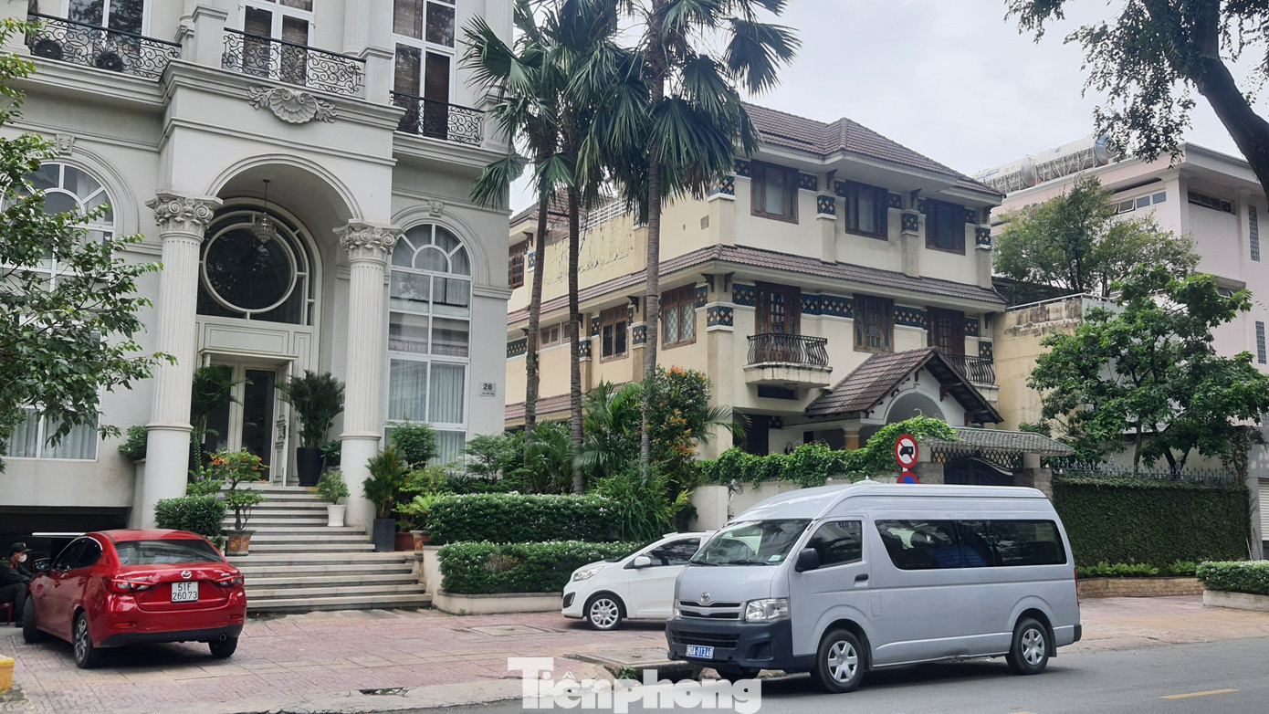 Xe biển số xanh xuất hiện trước căn biệt thự của Tổng giám đốc Công ty Quốc Cường Gia Lai. Xe biển số xanh xuất hiện trước căn biệt thự của Tổng giám đốc Công ty Quốc Cường Gia Lai.