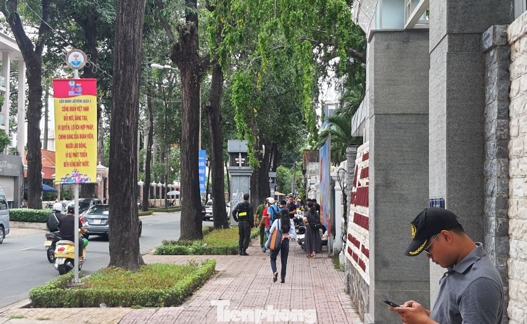 Lực lượng chức năng kiểm tra những người đứng theo dõi trước căn biệt thự. Lực lượng chức năng kiểm tra những người đứng theo dõi trước căn biệt thự.