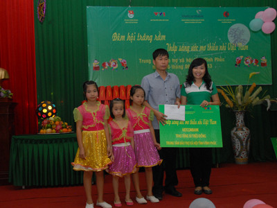 Đại diện Vietcombank tặng quà cho Trung tâm bảo trợ trẻ em mồ côi tàn tật Việt Trì