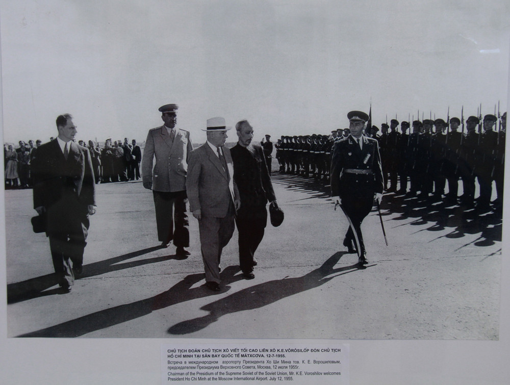 Chủ tịch Đoàn chủ tịch Xô Viết tối cao Liên Xô K.E.Vôrôsilốp đón chủ tịch Hồ Chí Minh tại sân bay quốc tế Matxcova ngày 12 - 7 - 1955