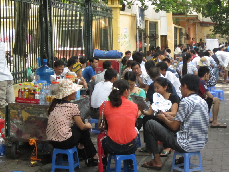 Quán xá mở khắp nơi để bán cho phụ huynh chờ con ở ngoài