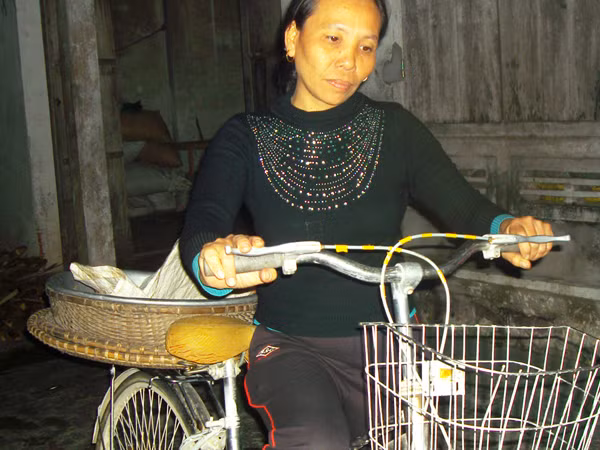 Chồng mất, bà Hoa (mẹ Giang) ngày ngày phải đạp xe đi bán bánh rán, kẹo lạc kiếm tiền nuôi con