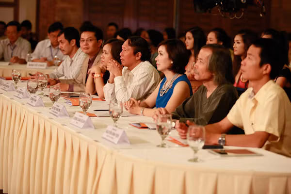 Nhà thơ Dương Kỳ Anh – Trưởng Ban giám khảo, Nhà báo Đặng Thị Phương Thảo (Phó Tổng biên tập Báo Thanh Niên), Hoa hậu Bùi Bích Phương, Nghệ sĩ ưu tú Trung Hiếu, Họa sĩ Lương Xuân Đoàn, Kiến trúc sư – Nhạc sỹ Nguyễn Vĩnh Tiến.