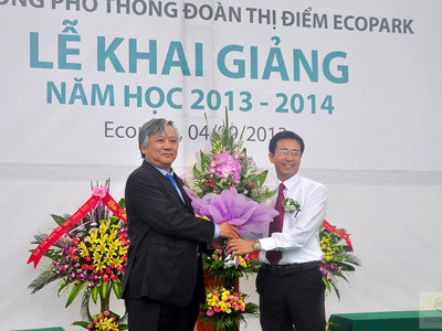 Ông Đào Ngọc Thanh – Tổng giám đốc Công ty Vihajico, đại diện chủ đầu tư, tặng hoa chúc mừng lễ khai giảng trường PT Đoàn Thị Điểm